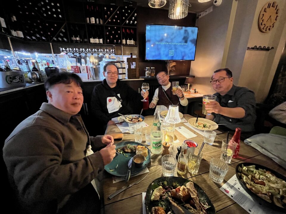 設営日の前日夜のMTG。文化会館近くの飲食店にて、溝渕会長、大久保副会長、(株)ハマラインの中井様、花井様。思い出の晩餐会。